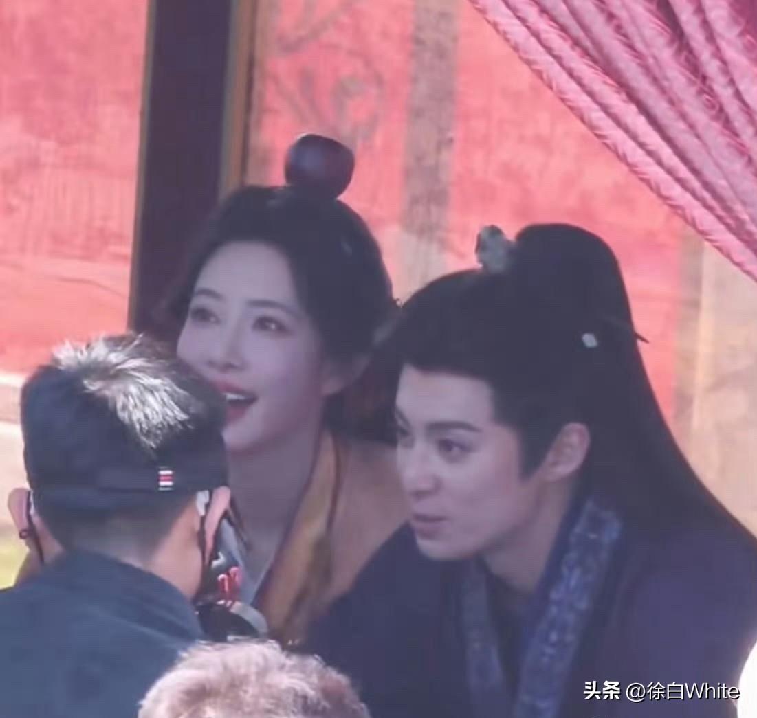 3月14日，王鹤棣孟子义《将门毒后》路透，王鹤棣抱着孟子义的头啃苹果，孟子义双手