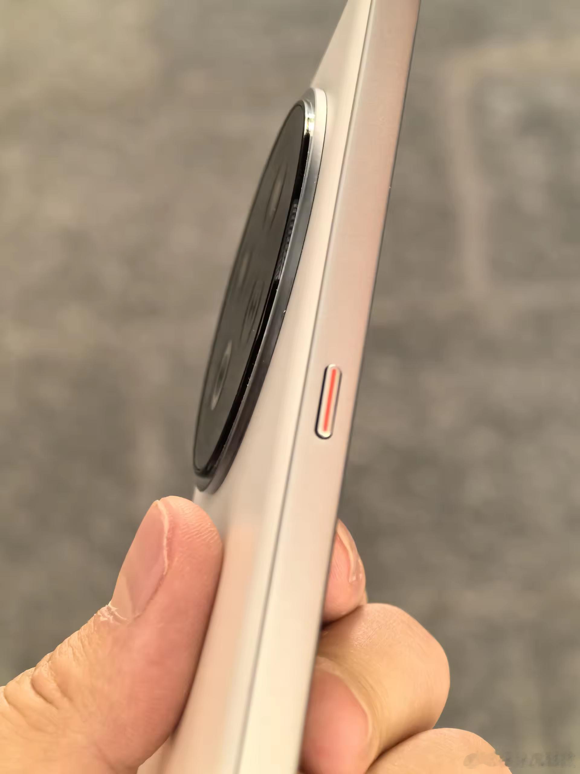 大家感受下魅族Note 16 Pro的细节，标志性的环闪、圆形Deco、居中对称