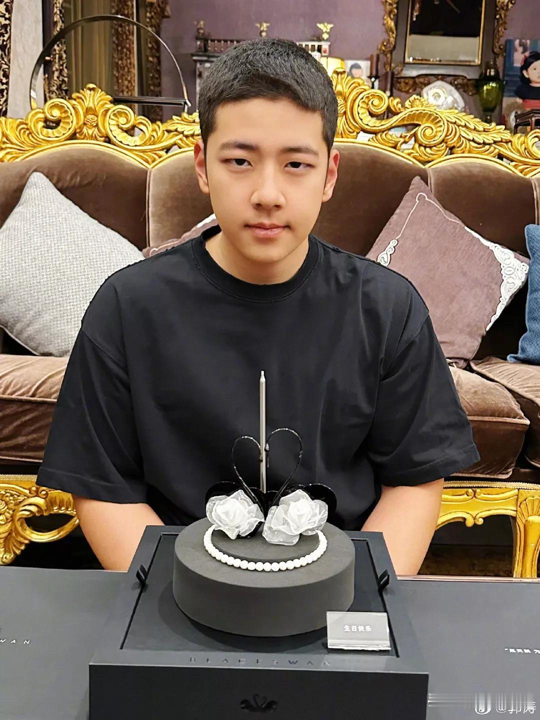 这是演员郭涛的儿子郭子睿。
郭涛的儿子郭子睿现在已经17岁了，容貌已经基本定型，