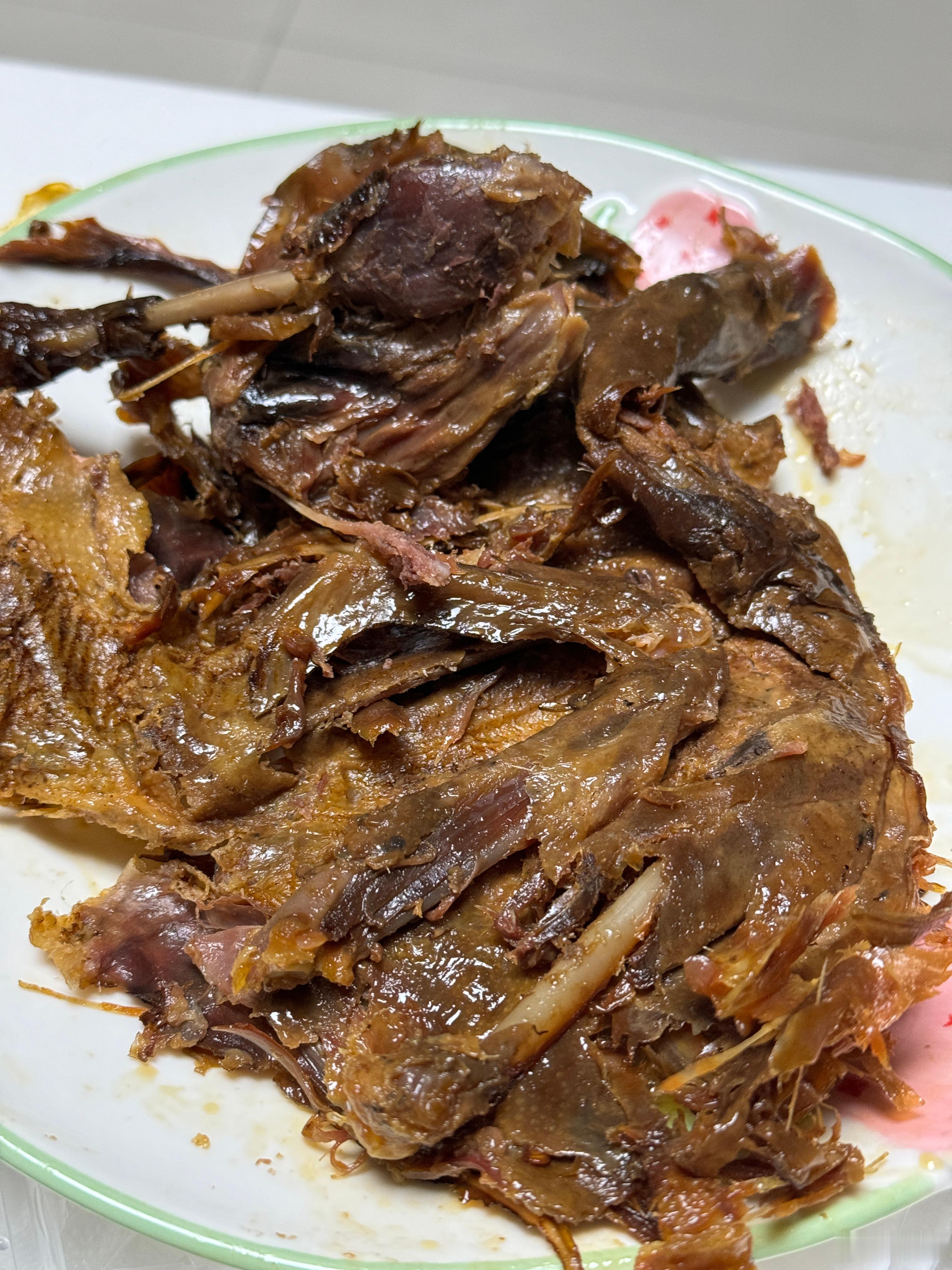 第一次吃酱板鸭，说很辣，我不信，现在你们能想象到我的样子吗...[泪奔] ​​​