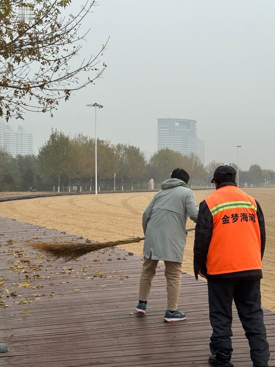 图一：乐于助人的esfj老太太看人腿脚不好 扫很久的地了 把人扫把拿走了给扫起来