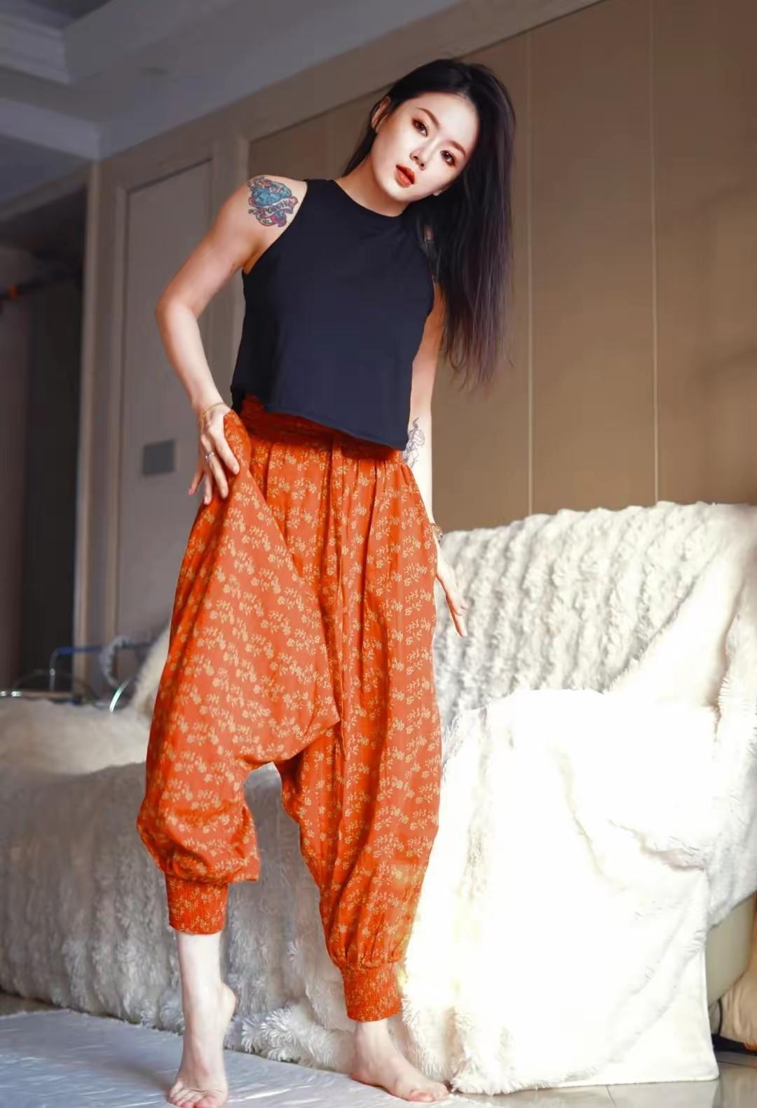 美女这裤子太有个性了好有年代感