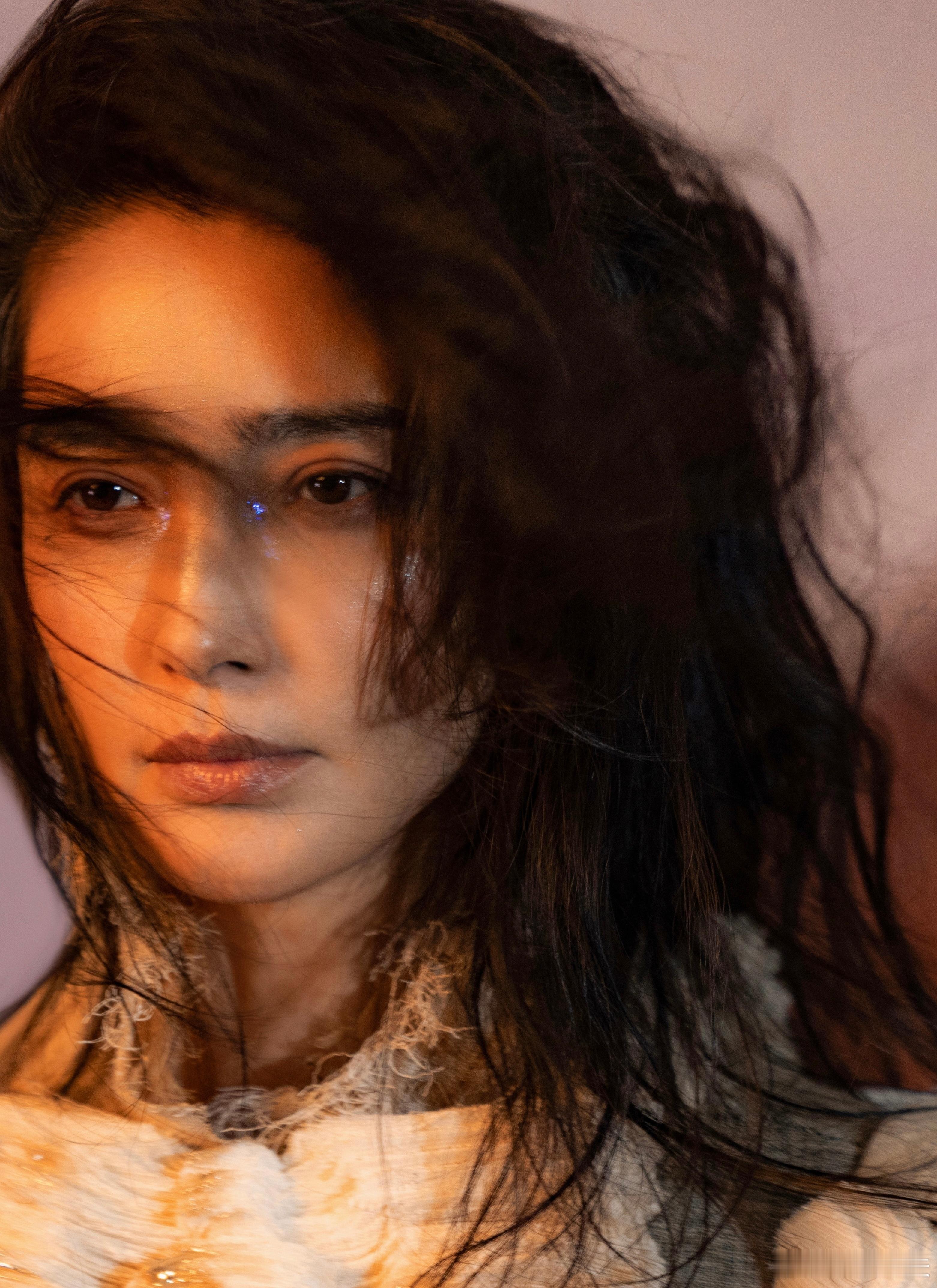 李冰冰时尚芭莎五月刊封面🈶，姐依然还是你的姐，硬照女王李冰冰登场 ，一组随性自