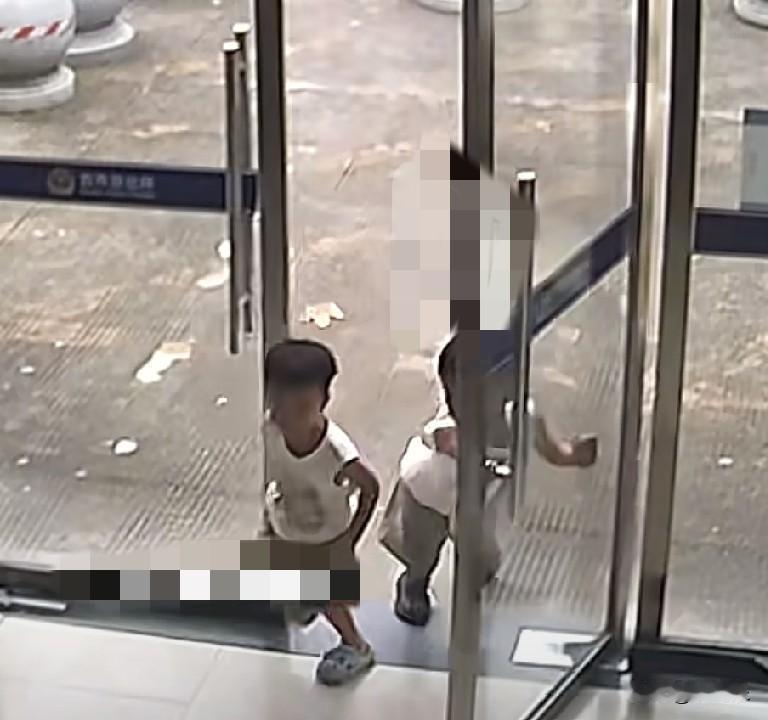 近日，丽水松阳，小兄弟俩在马路上捡到1元钱，结果没等到失主，于是来到派出所上交。