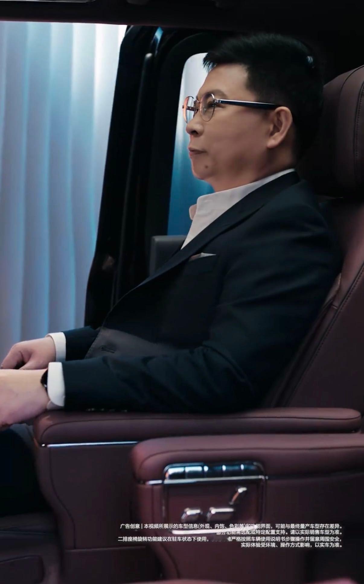 第一次见这么宽敞的车内转场余承东解锁智界V9车内转场新玩法，这波操作也太绝了！轻