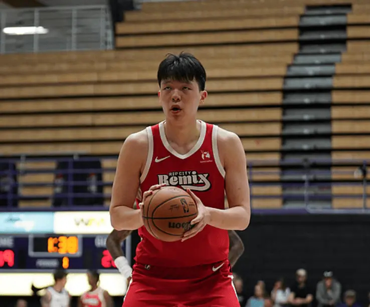 杨瀚森今天在发展联盟打得不错，目前半场8中8、三分1中1得到17分3篮板2助攻1