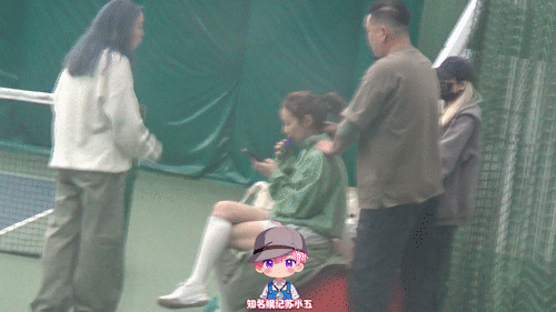 高叶球场抽烟高叶球场抽电子烟 有娱乐自媒体拍到高叶到网球场打网球，休息的时候她在