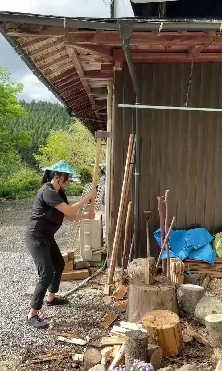日本的水土养人？
这哪里像50岁的女人！
自从移居日本后
两人很少在公共场合露面