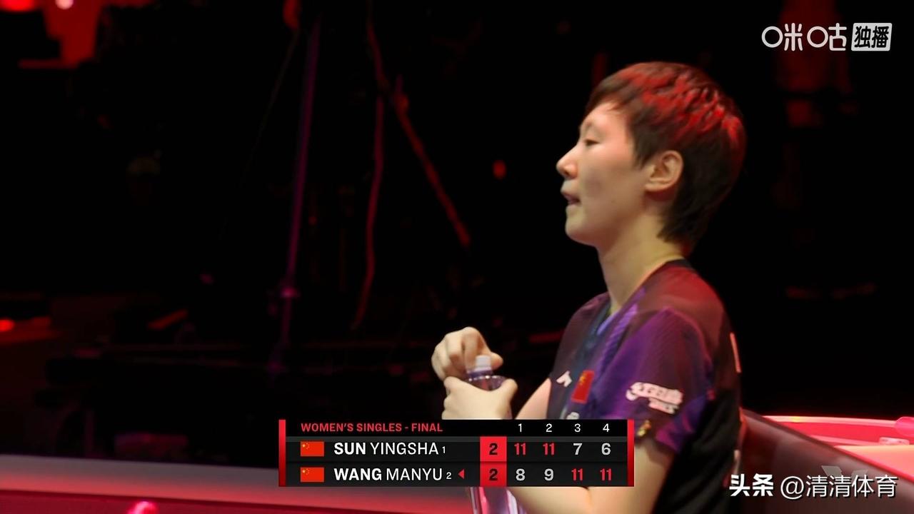 前4局，2-2平，这姐妹俩越打越来劲了！我们看着精彩，她俩是一个比一个专注。继续