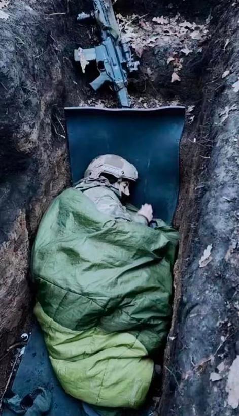 乌军主力失去了最后撤退机会！俄军已经完全包围红军城最后一条逃生通道！据称至少还有