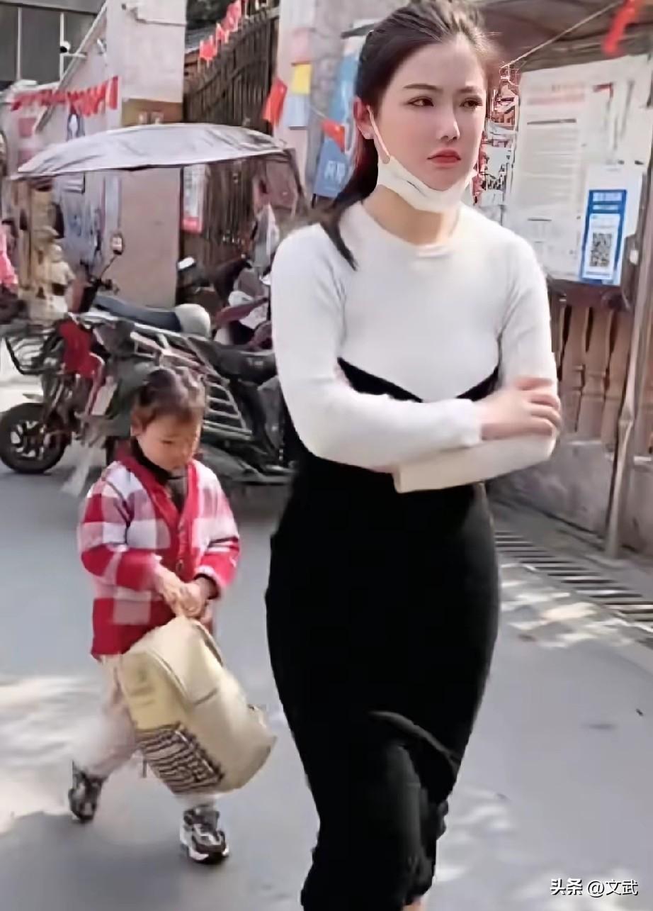 28岁没结婚，我妈给我生了个三岁的妹妹。
爸妈熬不动，天天我接送她上幼儿园，全小