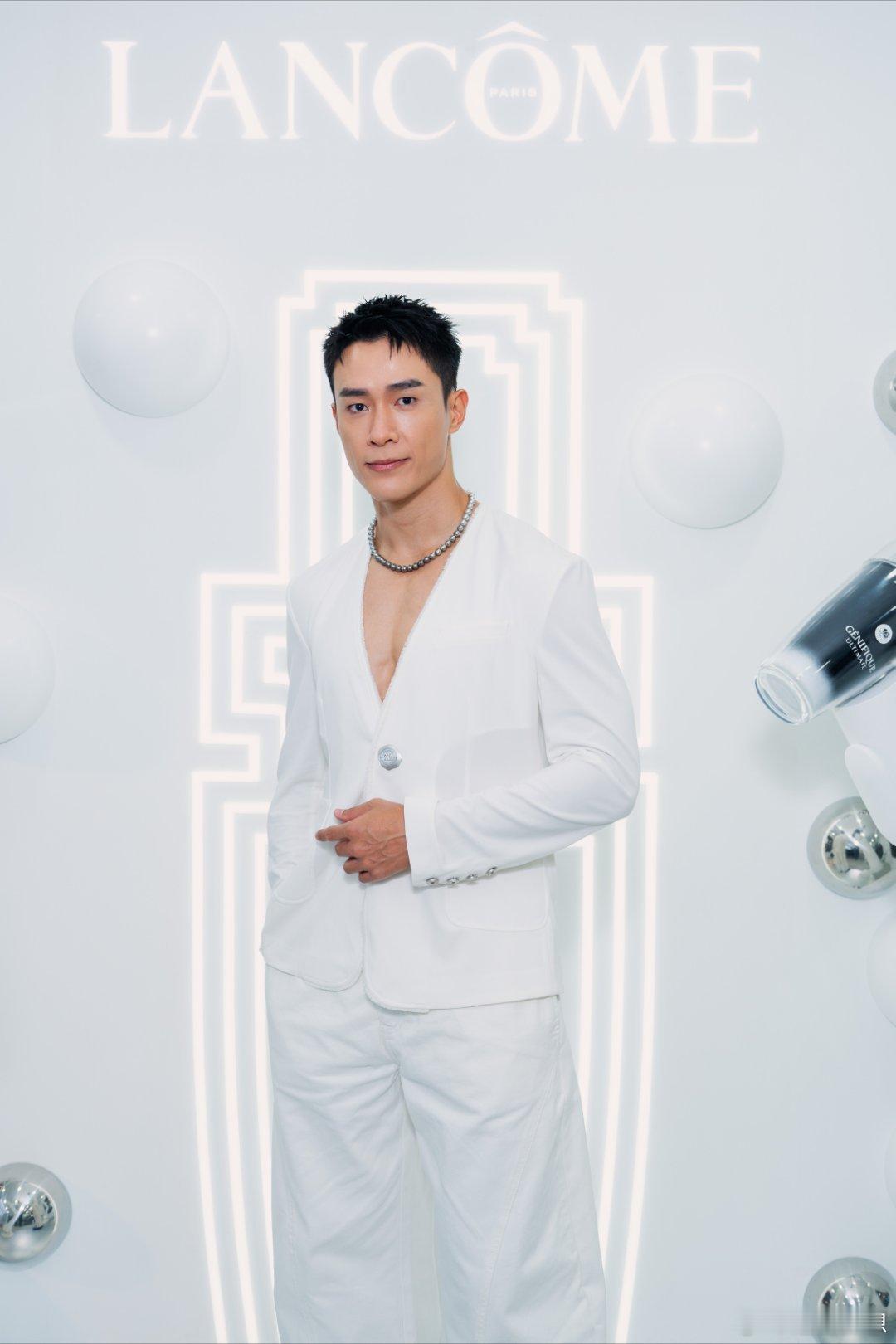 邓伟德新艺经纪新传媒艺人 白色西装也能穿出专属风格！邓伟德亮相品牌新加坡快闪店，