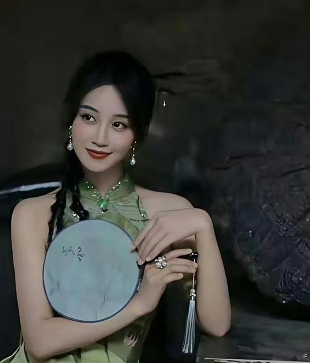 蓝盈莹说自己只靠嘴部每天锻炼把嘴练翘，浪姐时就觉得她毅力很强没想到能这么强啊？ 