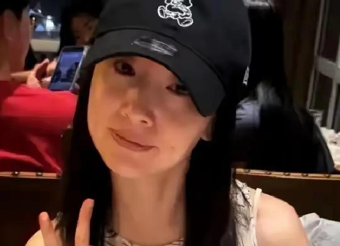 看到近日董洁就餐时被拍的照片，特别是底下有些特自信的女人对她现状的评论时，我再也