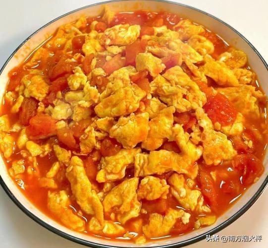先把鸡蛋炒好，再炒西红柿，再把炒好的鸡蛋放进去，就这么简单，好吃又下饭的经典家常