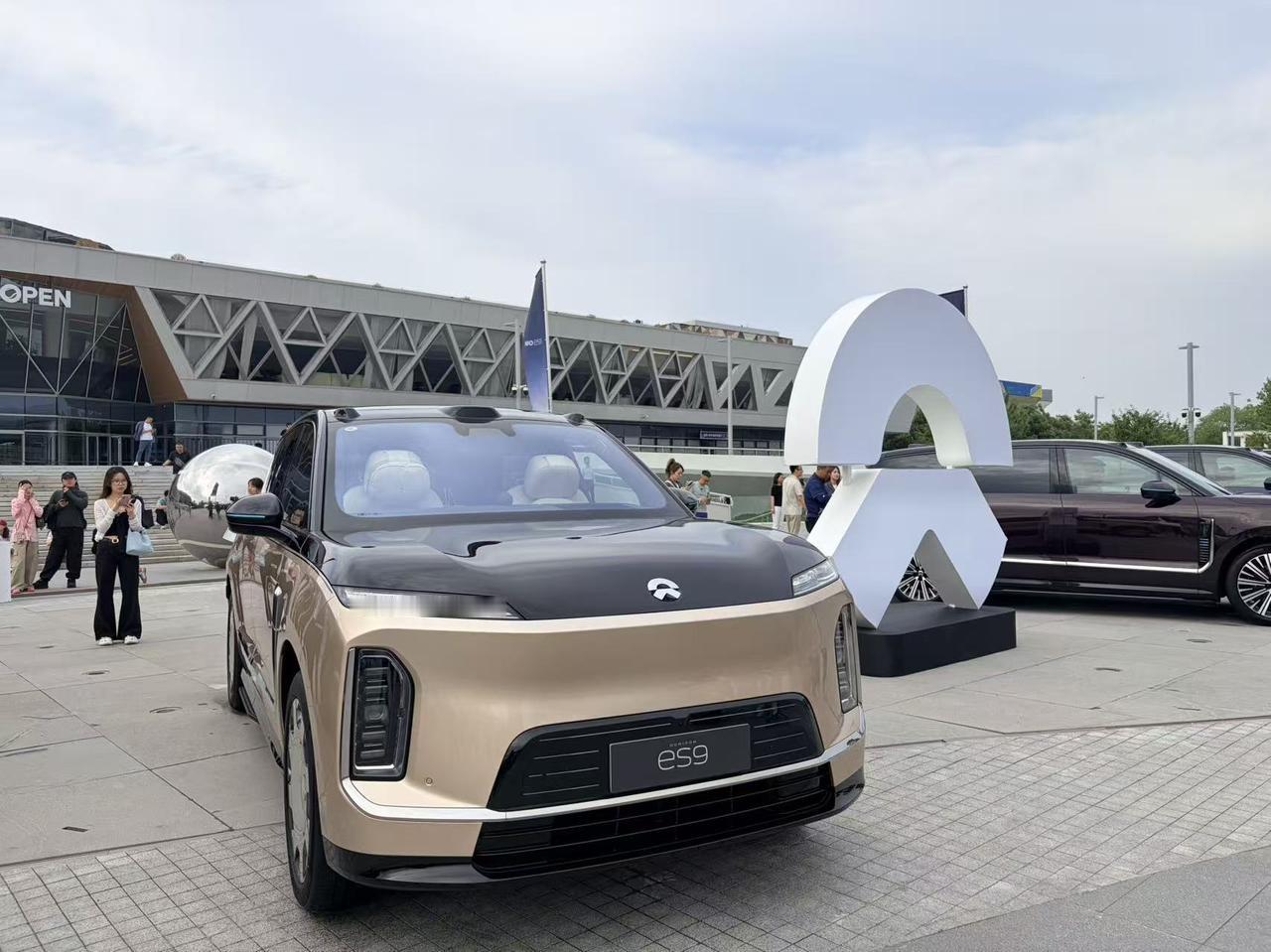 蔚来ES9正式上市价格来了，行政豪华版、行政签名版、地平线特别版三个版本，整车购