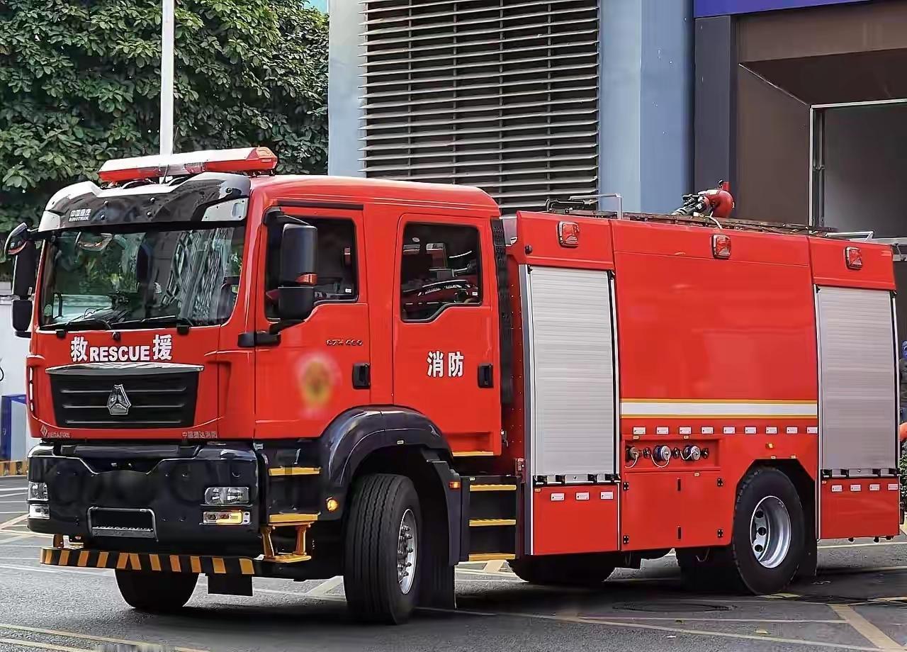 火灭了，
回家的路却断了。
2月19日下午，湖南新化县炉观镇山火扑灭后，七名消防