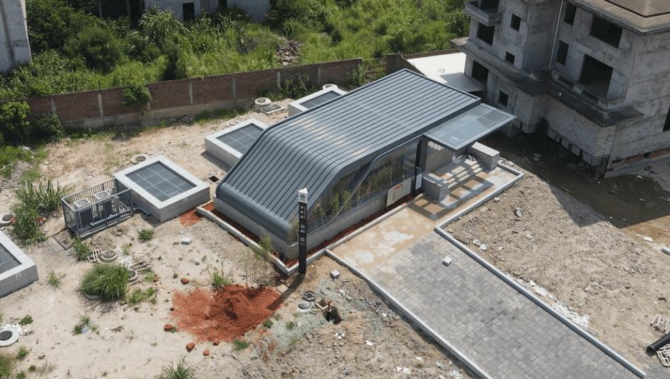 哈哈，这倔强的钉子户，怼着地铁出入口绝不让步
不仅拒绝拆迁，还顶着地铁的出入口把