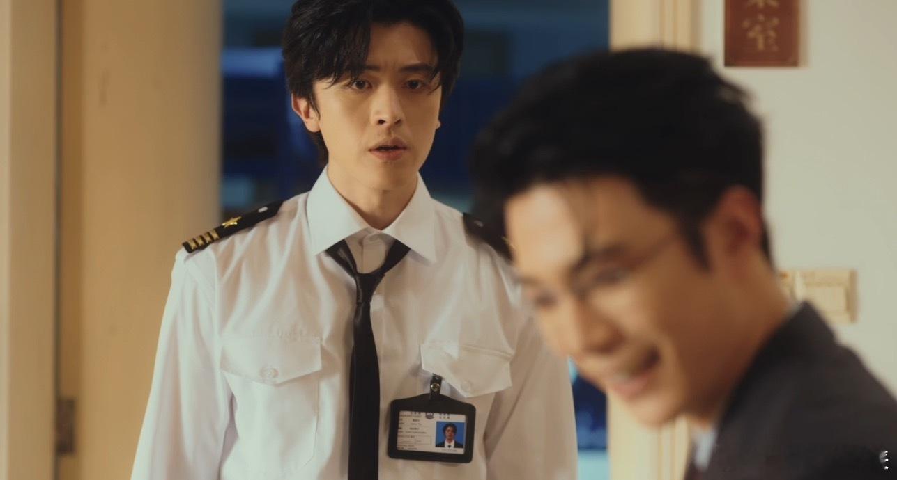 家华越想正义，光明越告诉他只能无能，这种拉扯太绝了。而且光明对家华的关注真的带着