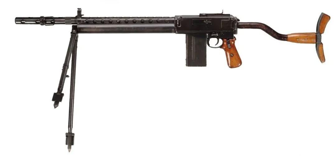 这把样子奇怪的机枪是Weibel M/1932，这款丹麦的轻机枪是“第一支突击步