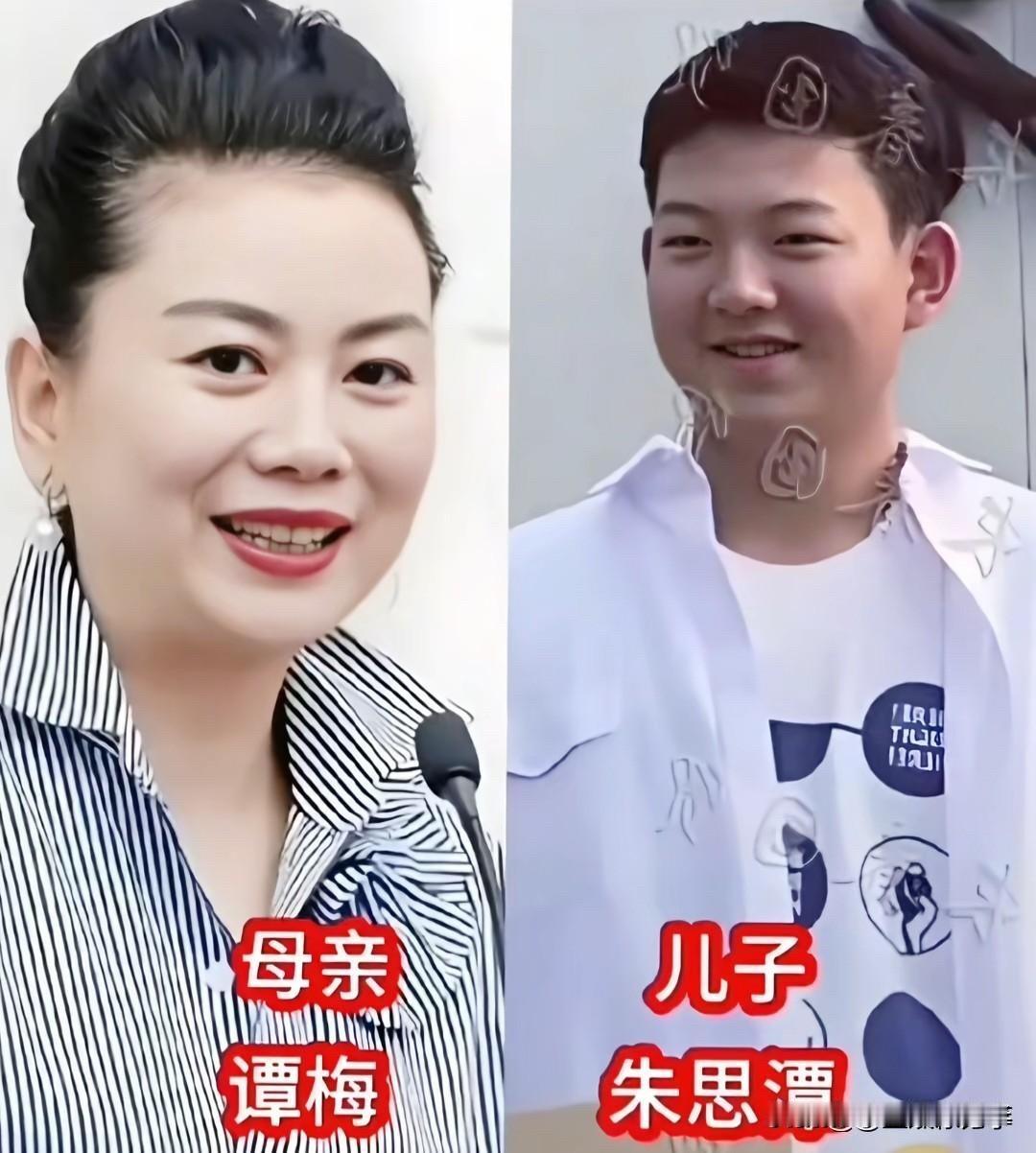 这些央视主持人和名人家庭的合影，真的很温馨。她们在荧幕前是光鲜亮丽的主持人，但在