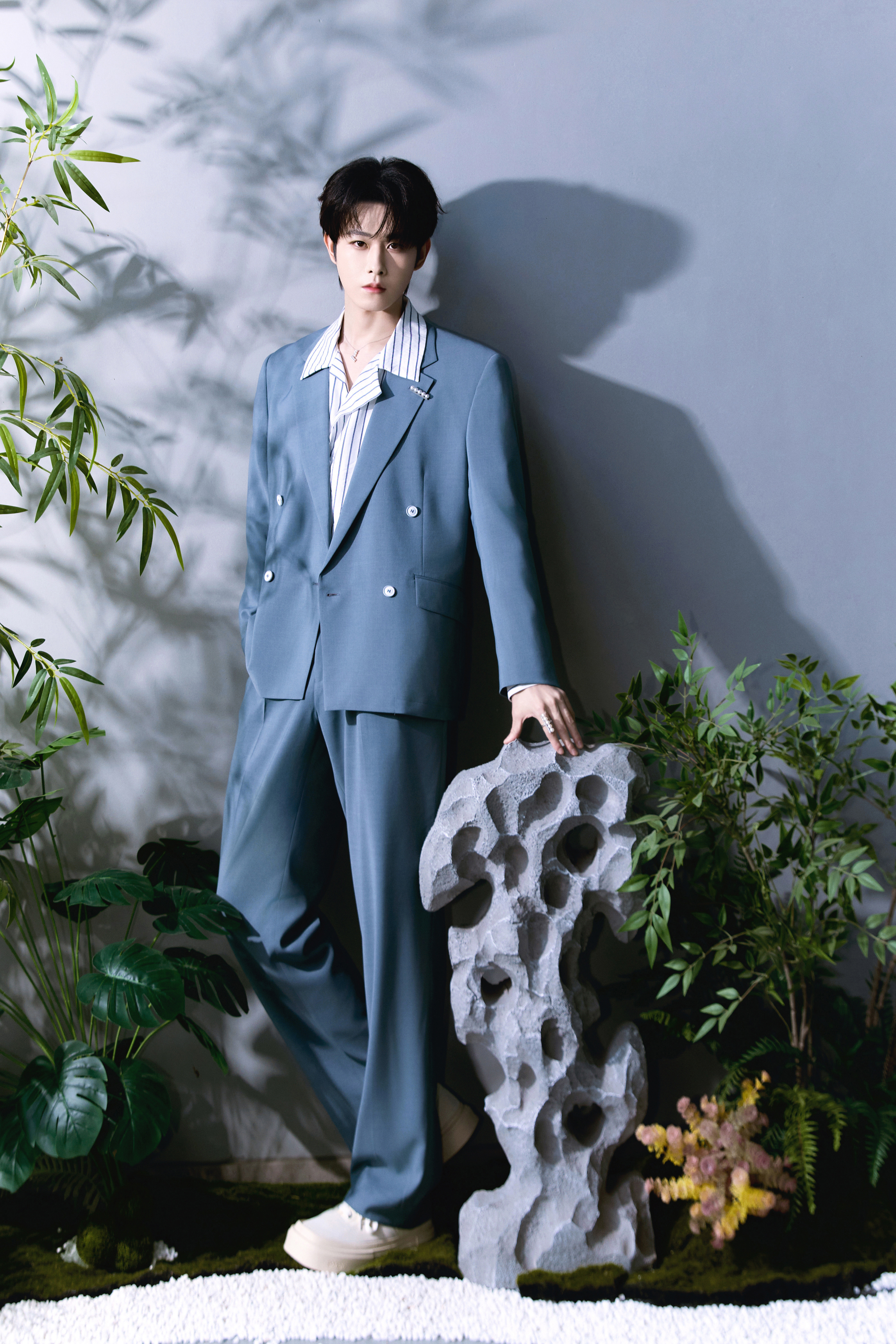 田嘉瑞 × 东方墨兰南京线下见面会活动，代言人身穿JDV 双排扣西装内搭条纹衬衫