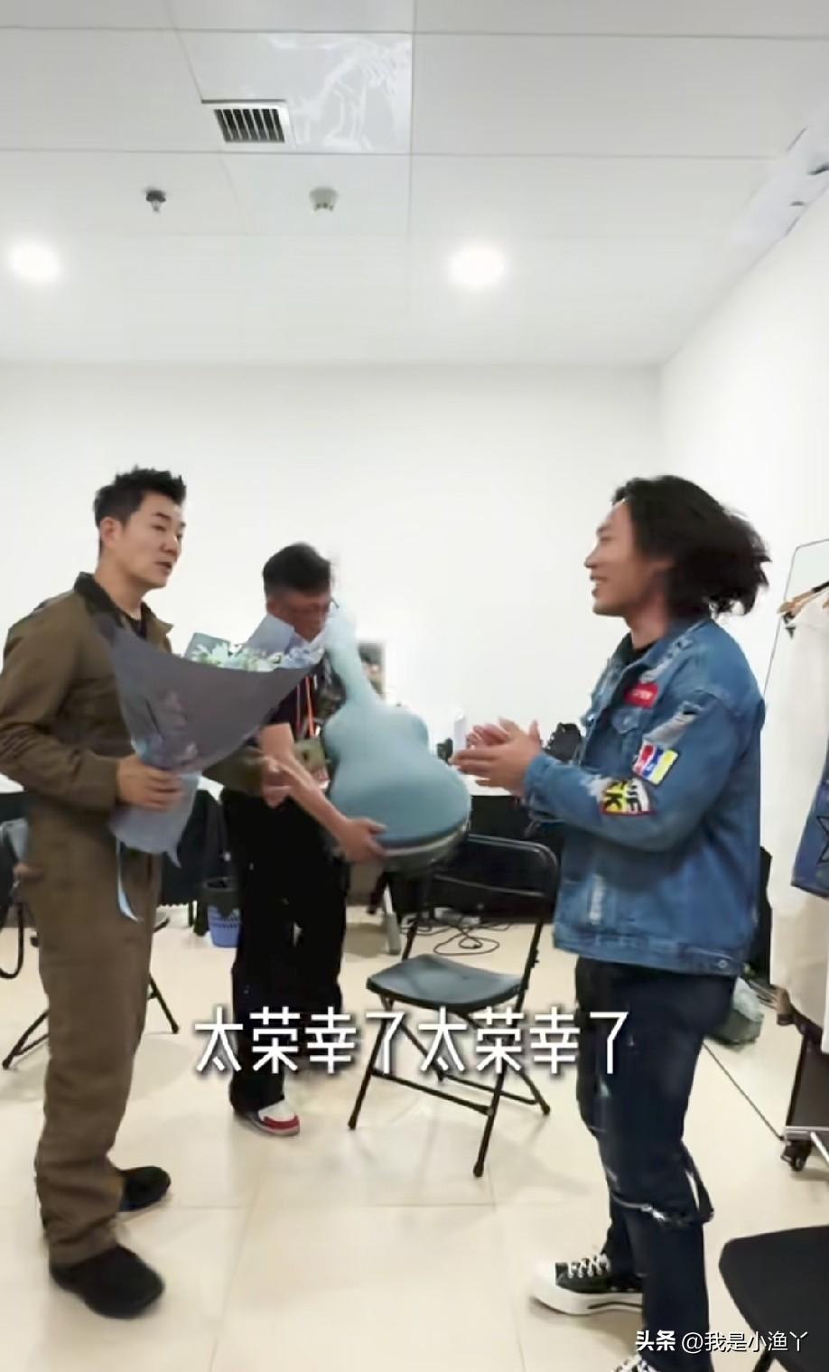 “草根歌手”侯浪也是熬出头了，自打给李克勤救场后，名气也是打出来了，这次他又现身