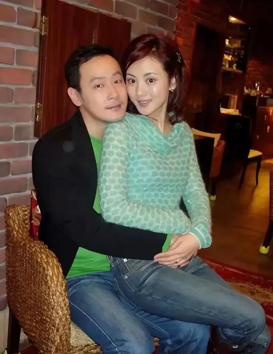 这个漂亮的女子，真是难得一见，不知为什么，看她长得特别顺眼，身材也非常美，穿着打