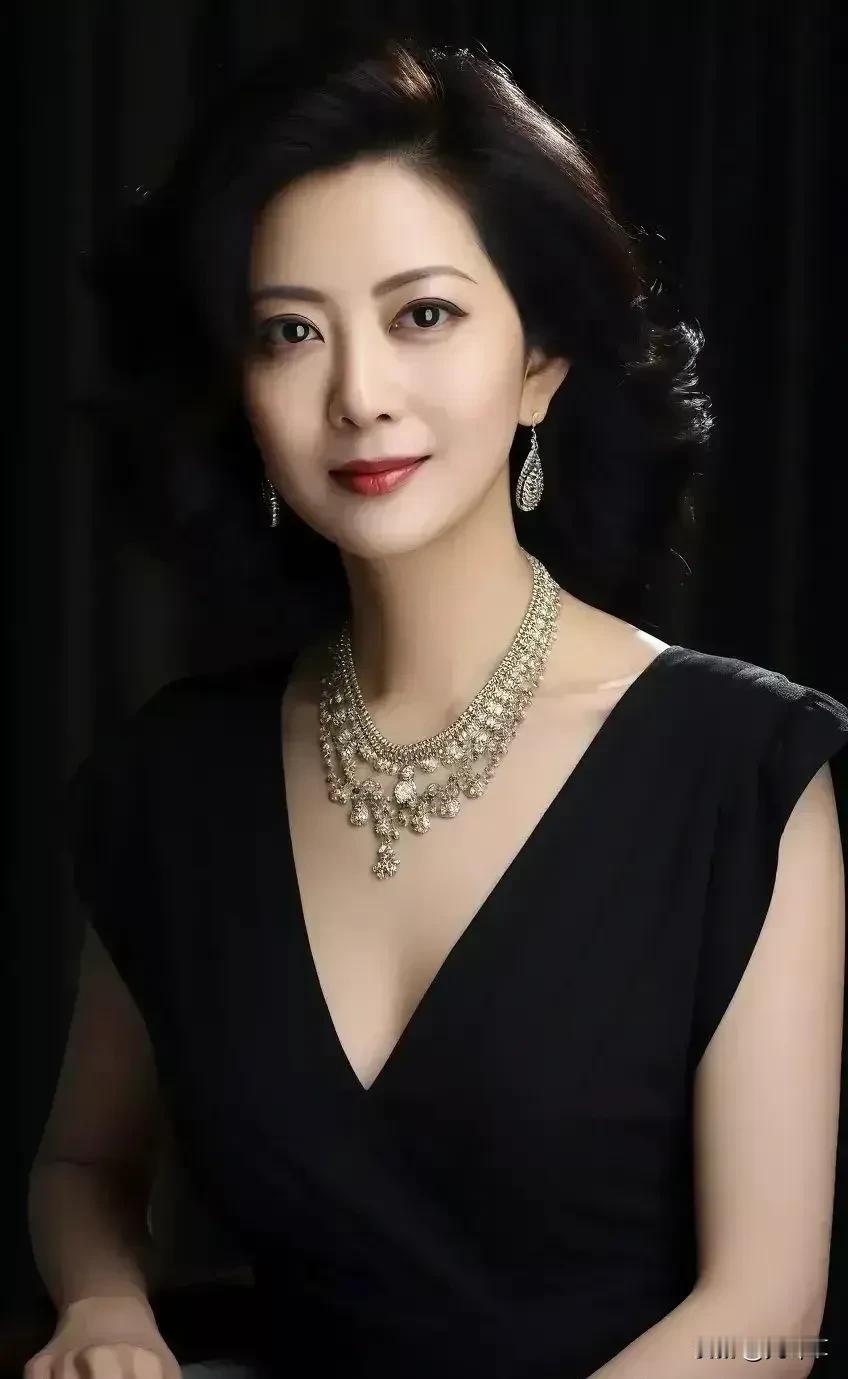 中国还只是一个发展中国家！
美国是一个以经济军事科技实力积于一身的独一无二强国，