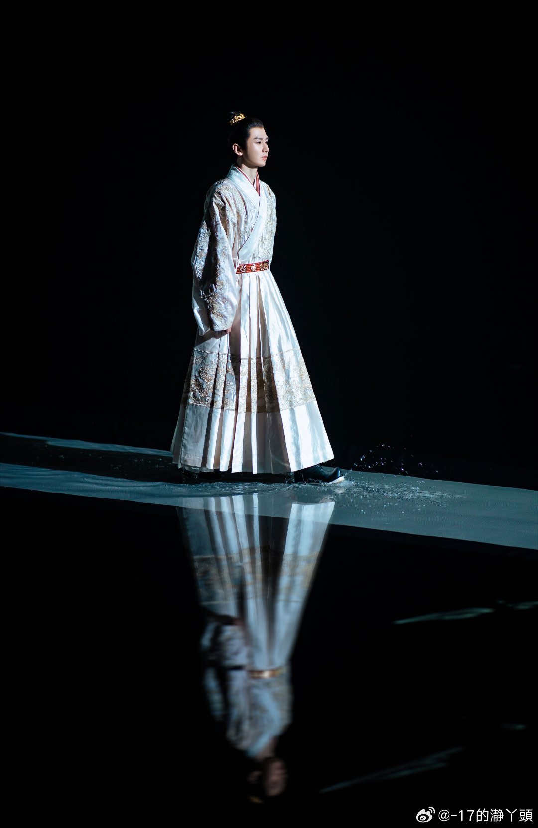 T成毅天地剑心cy成毅王权富贵你如清风，吹进我的世界，又如明月，照耀在我的身上。