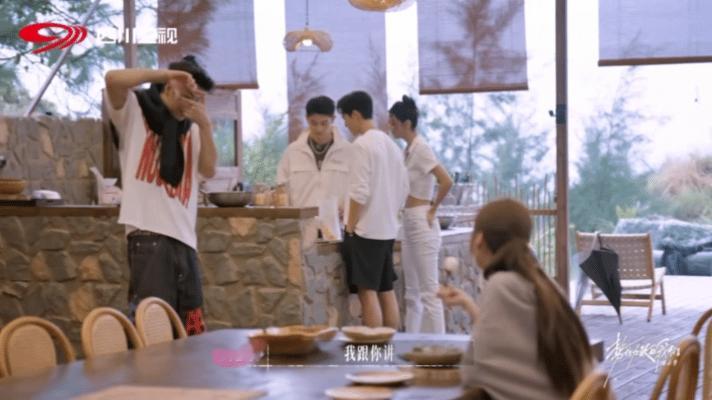 恋综男嘉宾吃女嘉宾剩饭这一幕真的是好笑又心酸了啊！真的是有点心疼这个宣呈了啊！只