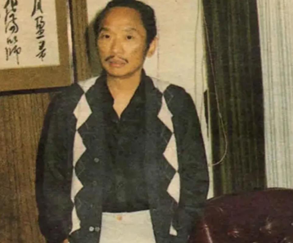 1985年，古龙下葬时，陪葬了48瓶XO酒，朋友蔡澜说：“万一有盗墓贼来偷酒，古