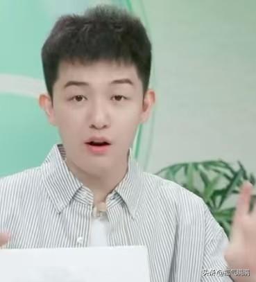 董董，本名董玉琢，
北京电影学院导演系毕业。
这履历搁直播间里，多少有点“降维打