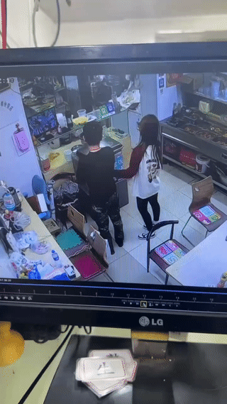 这个女孩看起来很可爱。
不过她和男同事相互开玩笑，打闹的时候下手也未免太狠了点吧