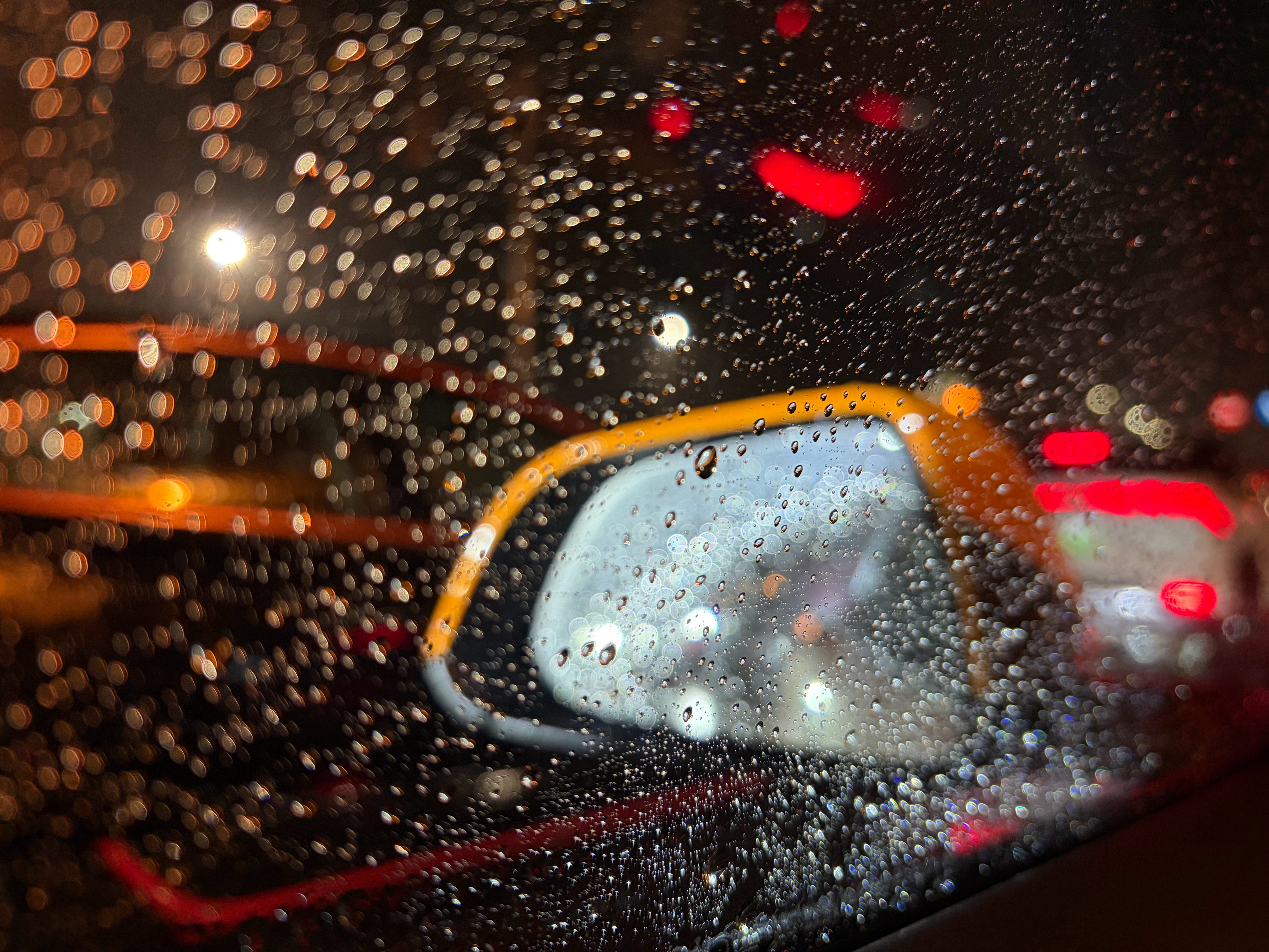 明天一定要随身带雨伞，跟手机一样随身