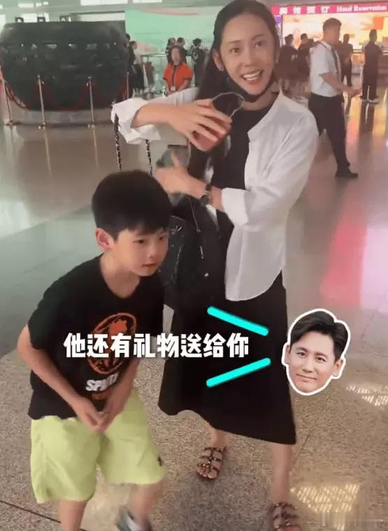 于晓光带儿子机场接秋瓷炫 7岁啪嗒中文流利好帅气 ​​​