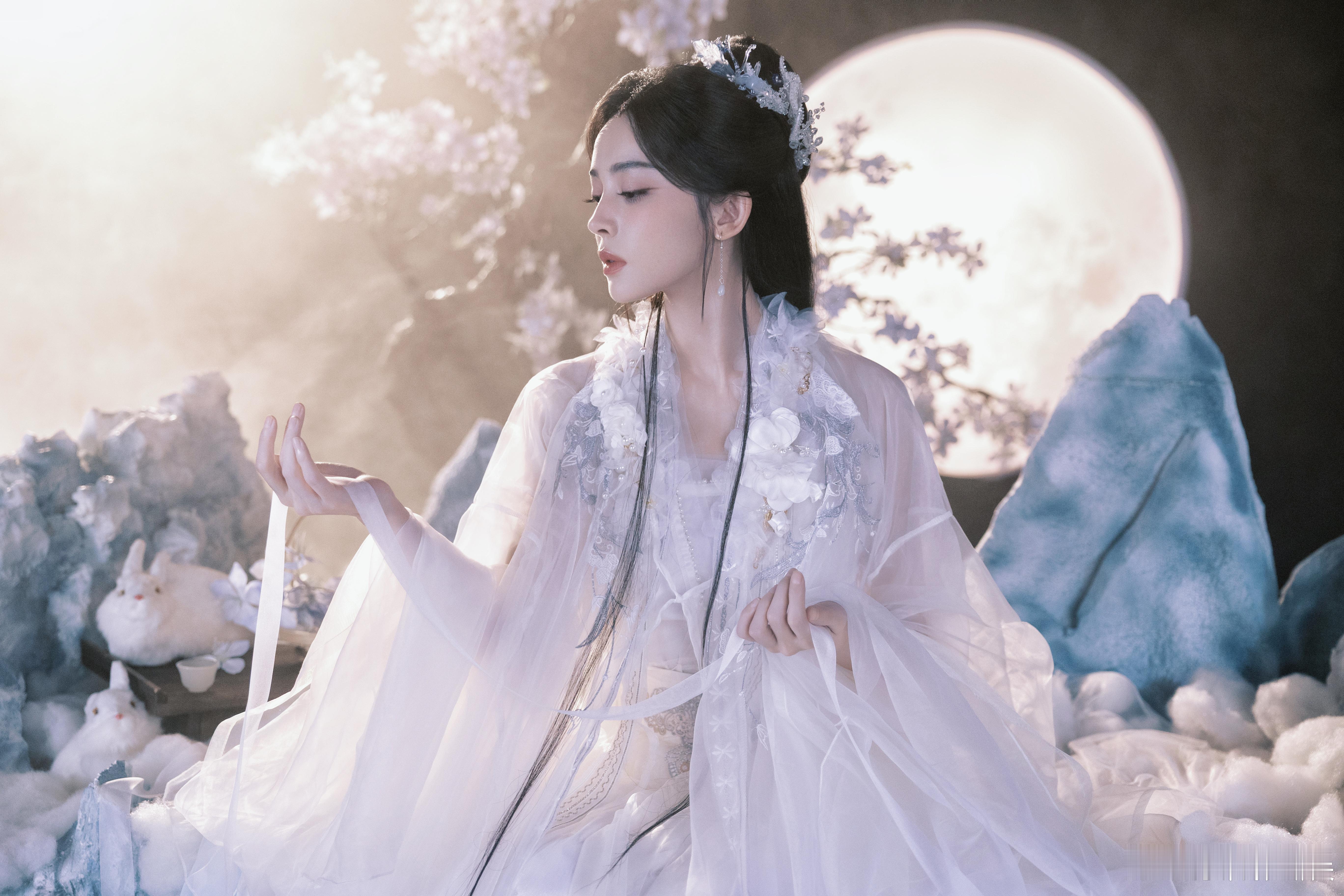 娜扎 中秋真神 娜扎中秋美照一释出就赢麻了，满屏仙气快溢出来，月光般的长裙裹着身
