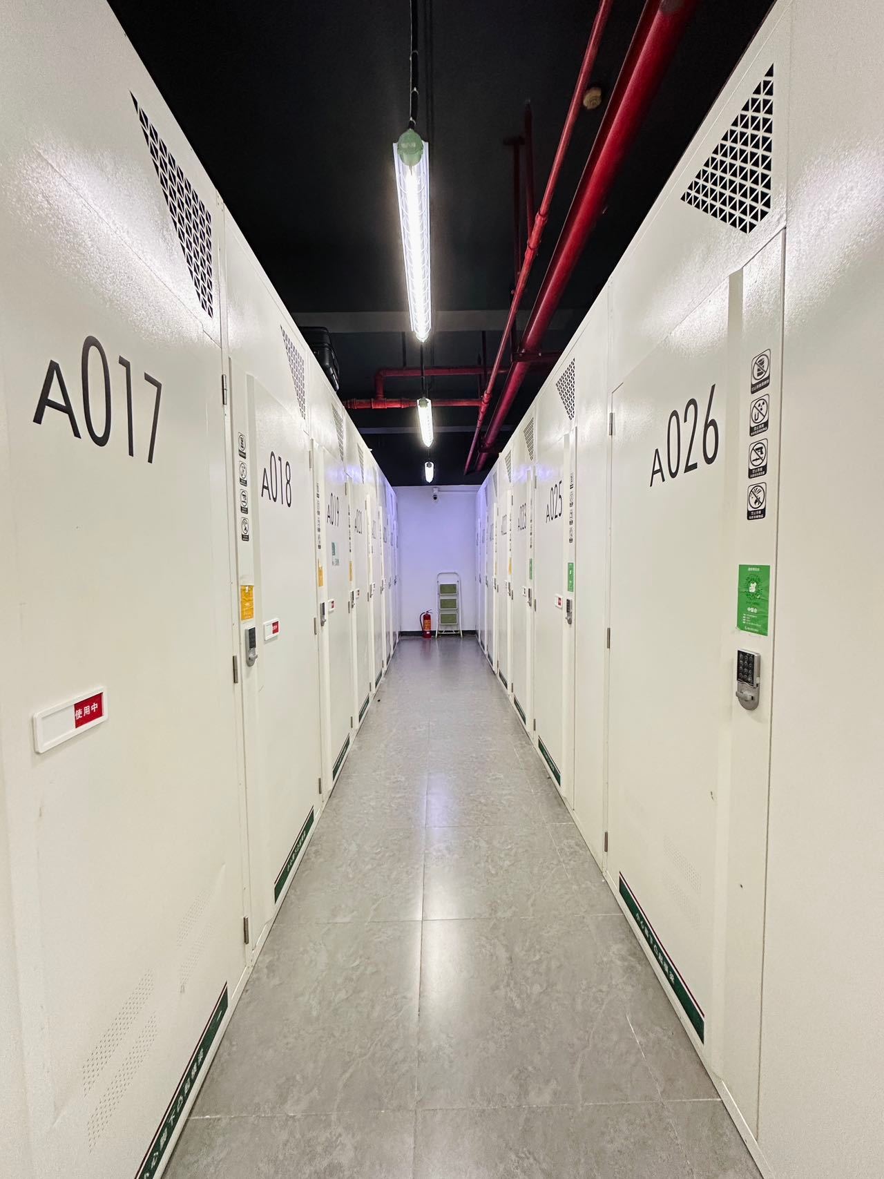 租一个迷你仓，其实这样的储物点挺好的。一个月千把块钱，多十几平方的空间，有人看管