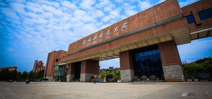 多所高校改革外语学院

近期，有多所高校将传统外语学院调整组建成新学院来应对AI