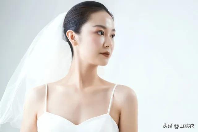 无论外界如何繁华、如何变幻，都与自己没多大关联。你做你的生意，我过我的生活。
一