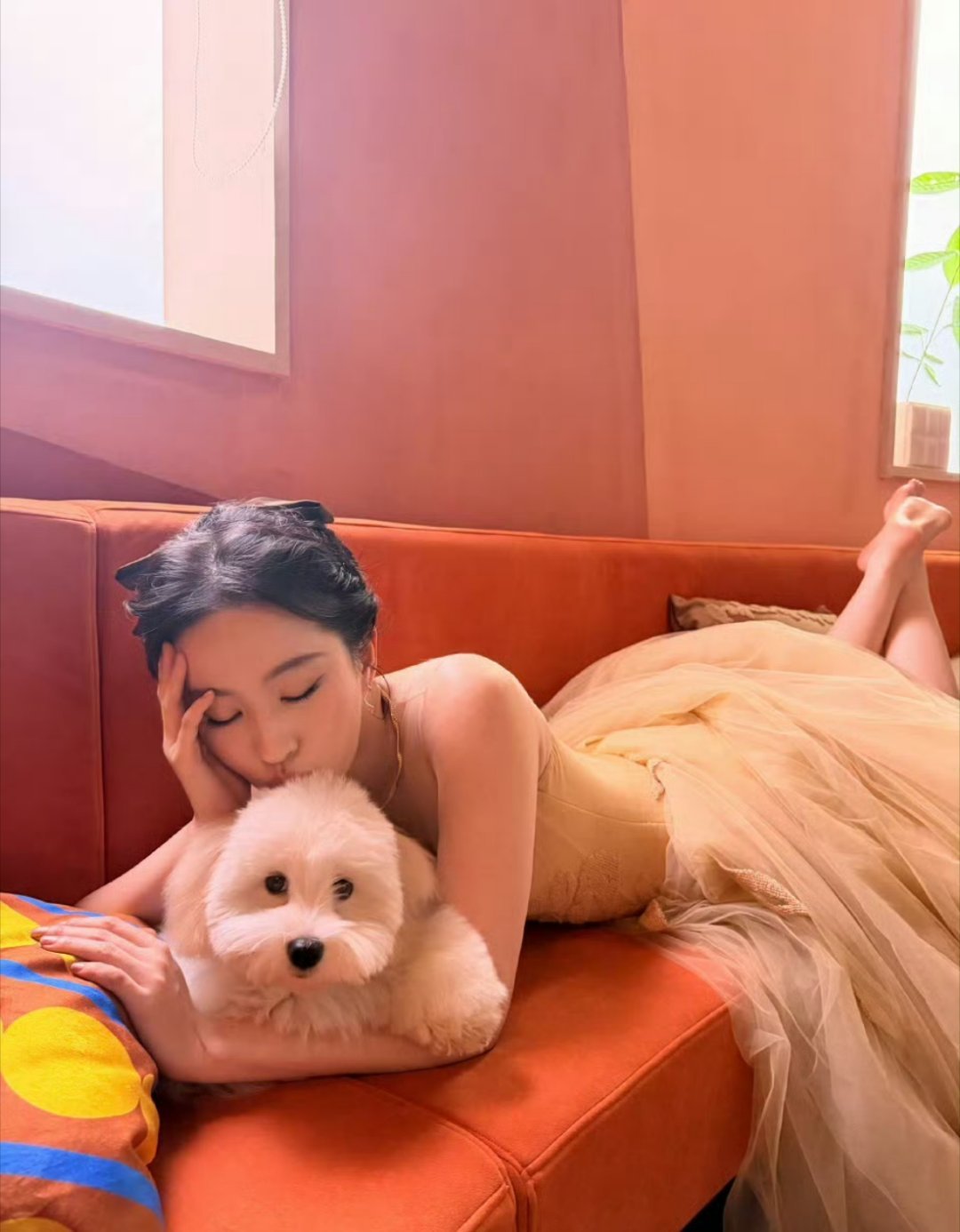 刘亦菲晒初雪哈哈合照刘亦菲妈生脸纯天然大美女，狗狗也好可爱 