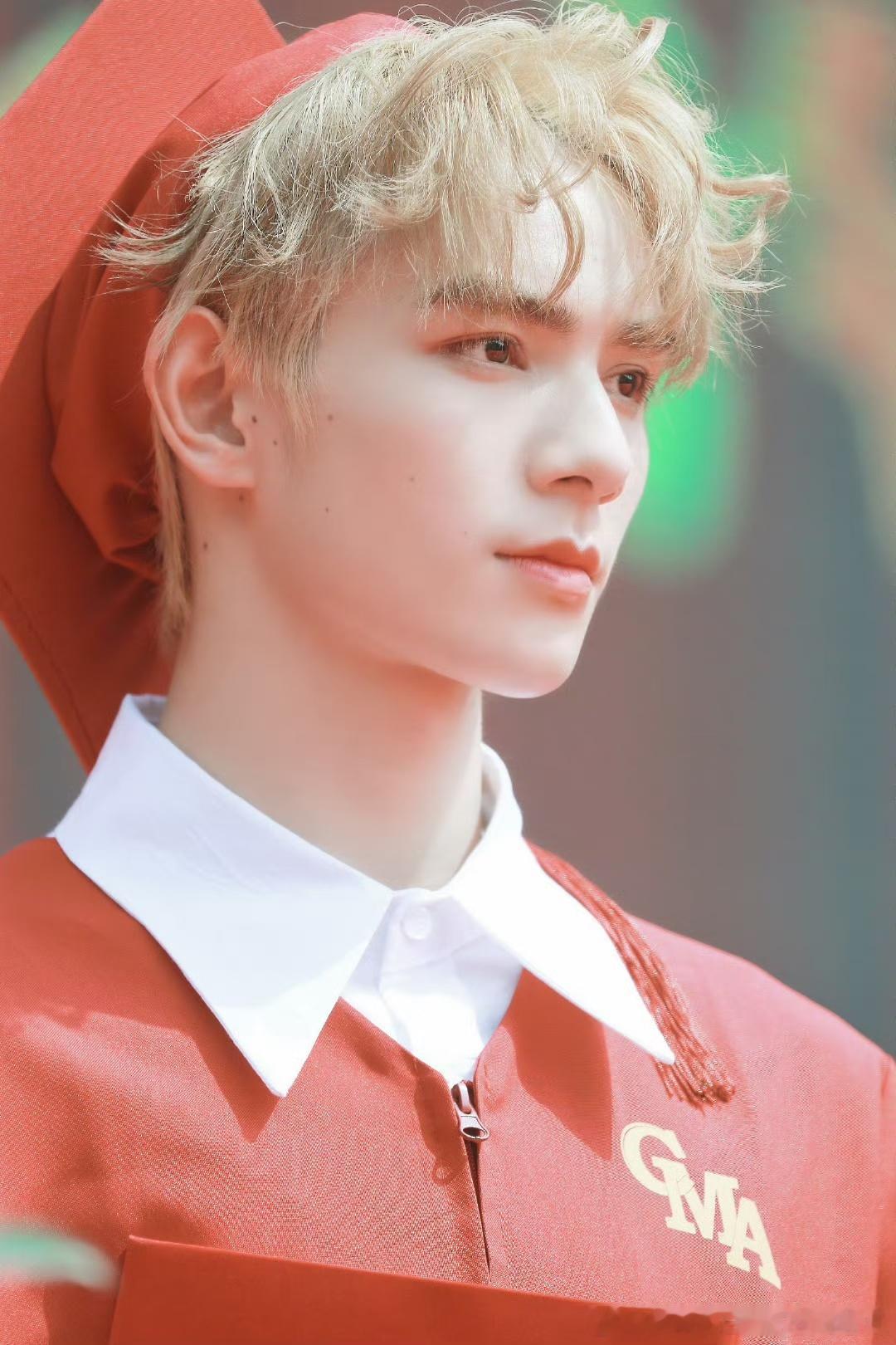何昶希[超话]  💜  西西考古帖之第X弹就是这样的一个可爱又才华横溢的小孩儿