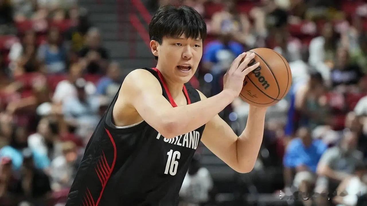 NBA季前赛，开拓者半场64-60爵士，对杨瀚森的表现，博主“只关于篮球”发文表
