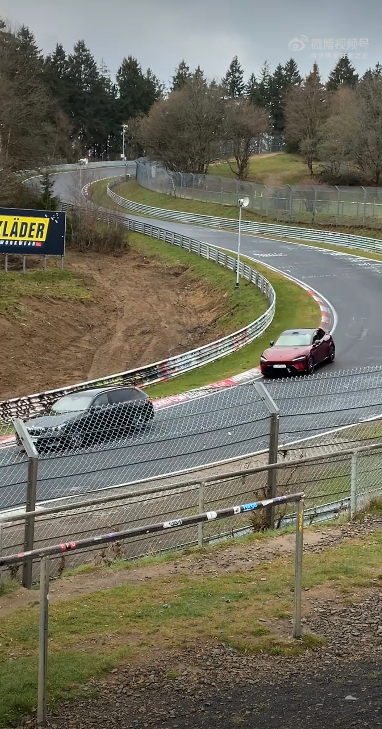 小米YU7GT无伪装实车曝光无伪装！红色小米YU7 GT纽北实拍来了！还贴了GT