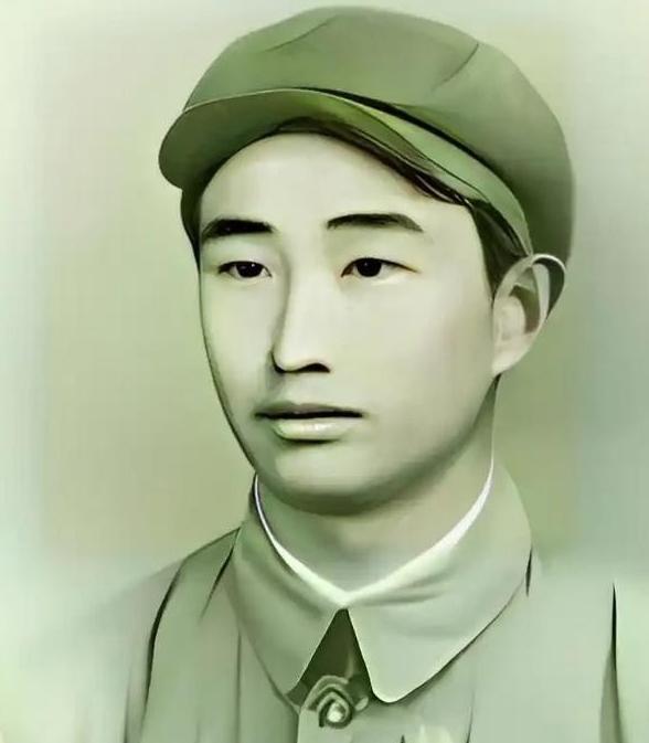 1943年，鬼子派飞机空袭八路军驻地，18岁的战士躲在草丛里，看着距离不到100