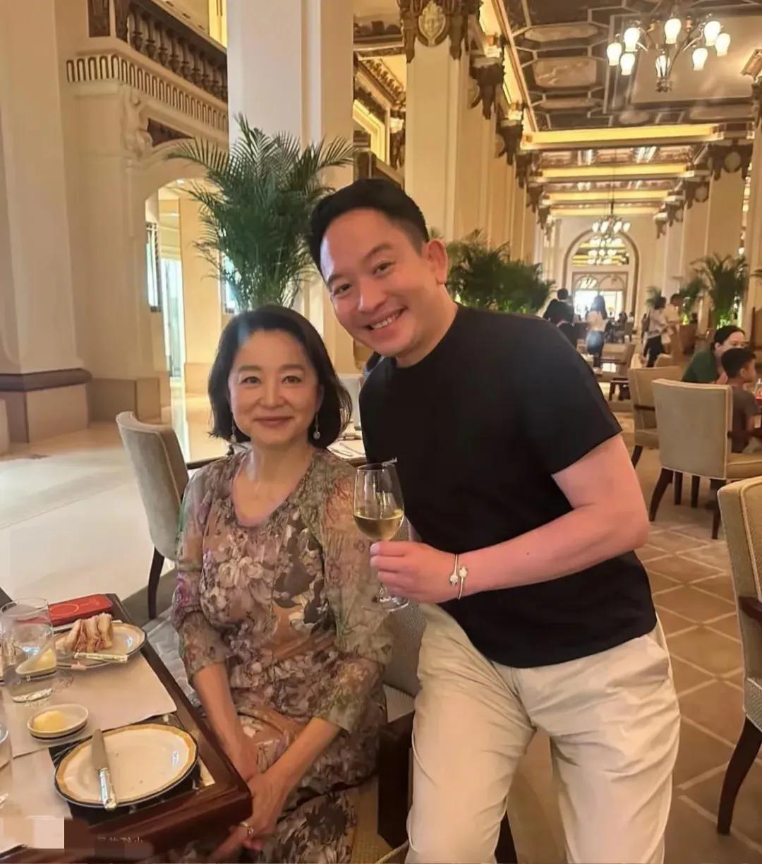 这位女士是演员也是作家，谁能记得她一生演了多少爱情剧、多少武侠剧，她的人生也像戏