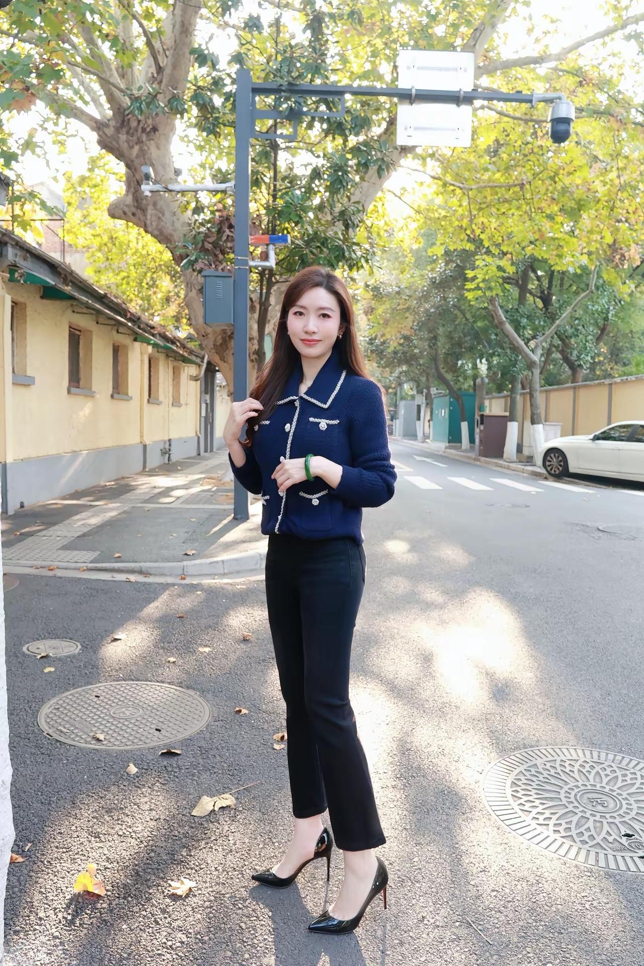 秋日穿搭指南：优雅蓝外套+黑色高跟，尽显都市女性魅力！