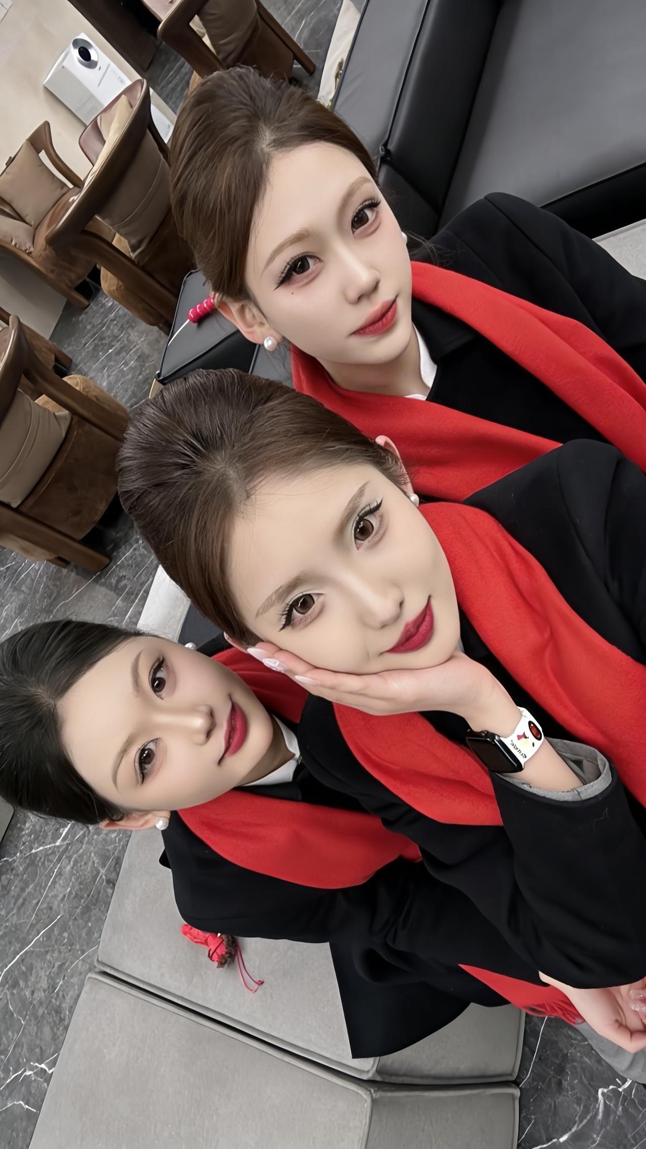 空姐合照总能让人眼前一亮。就像2022“最美空姐”公务机空乘大赛上那些空姐的合照