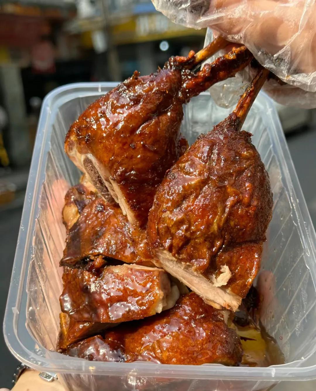现炸现做的甜皮鸭好香！！又酥又脆不会太
甜！！好好吃噢！!