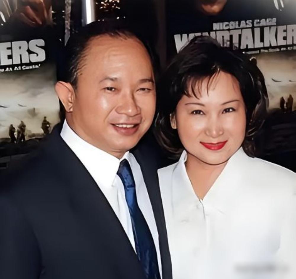 2012年，著名导演吴宇森确诊淋巴癌中期，变卖了北京的房产去美国治病。谁料8年后